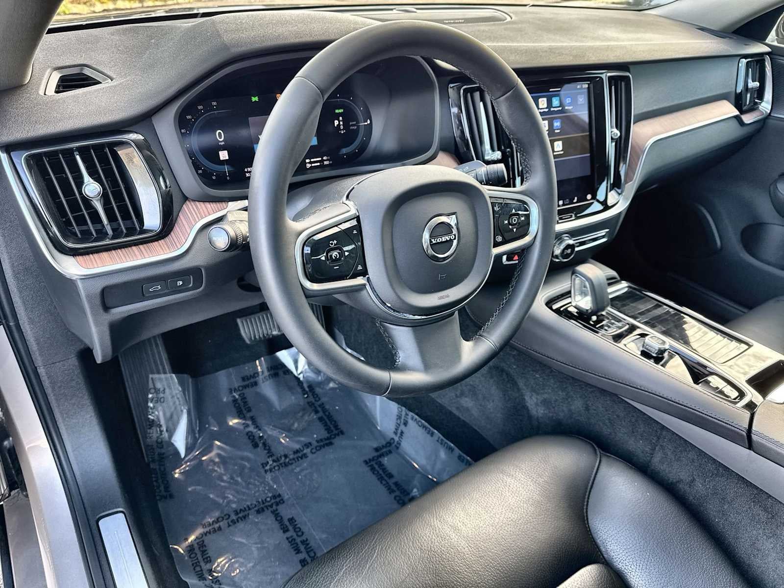 2023 Volvo S60 Recharge Plug-In Hybrid Plus Dark Theme