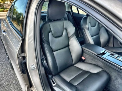 2023 Volvo S60 Recharge Plug-In Hybrid Plus Dark Theme