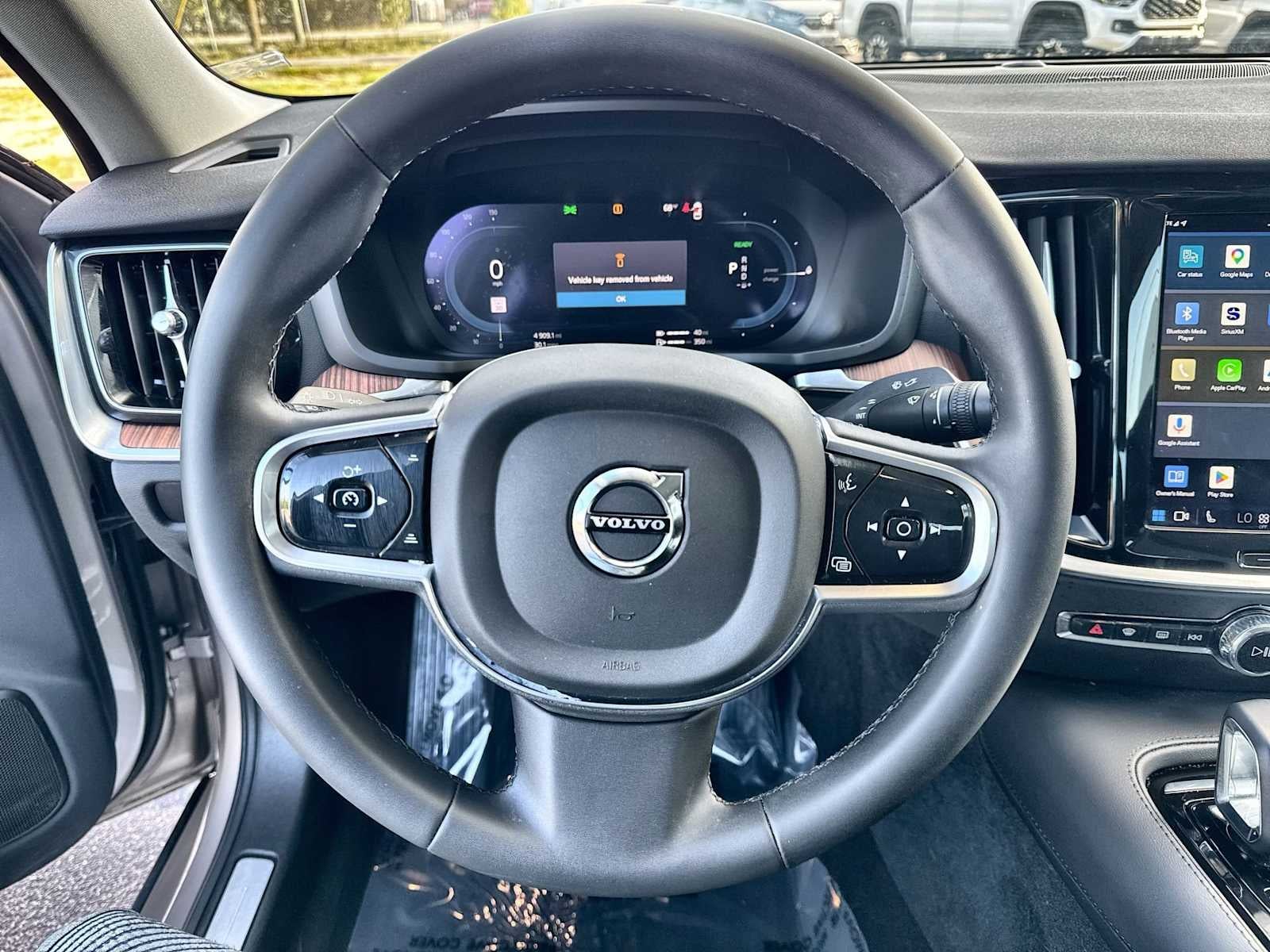 2023 Volvo S60 Recharge Plug-In Hybrid Plus Dark Theme