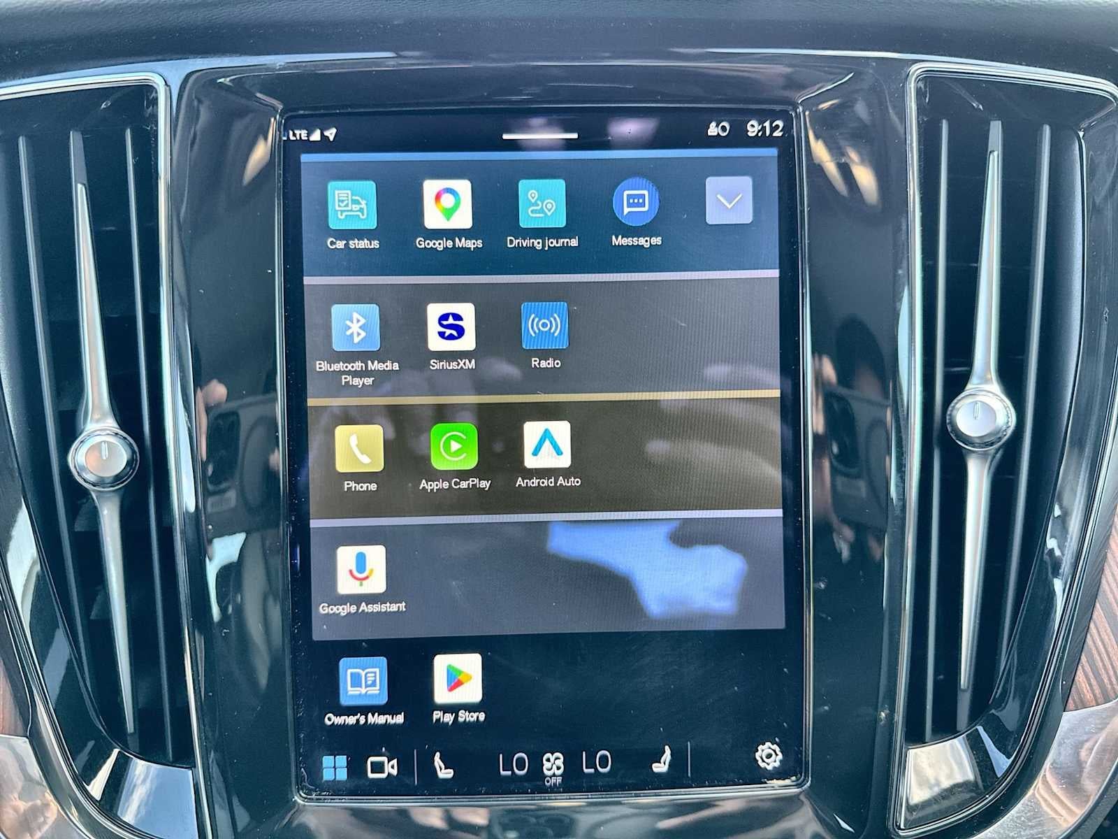 2023 Volvo S60 Recharge Plug-In Hybrid Plus Dark Theme