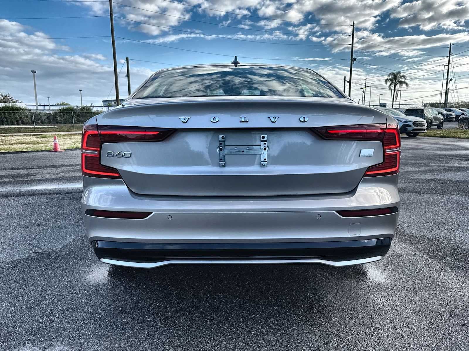 2023 Volvo S60 Recharge Plug-In Hybrid Plus Dark Theme