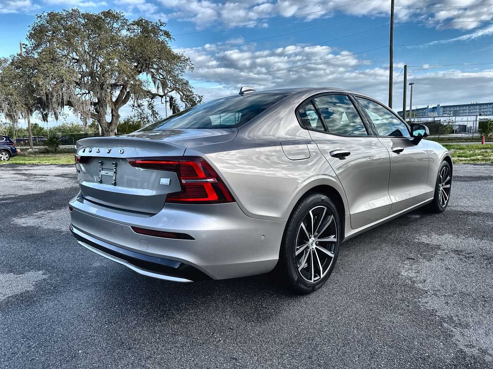 2023 Volvo S60 Recharge Plug-In Hybrid Plus Dark Theme