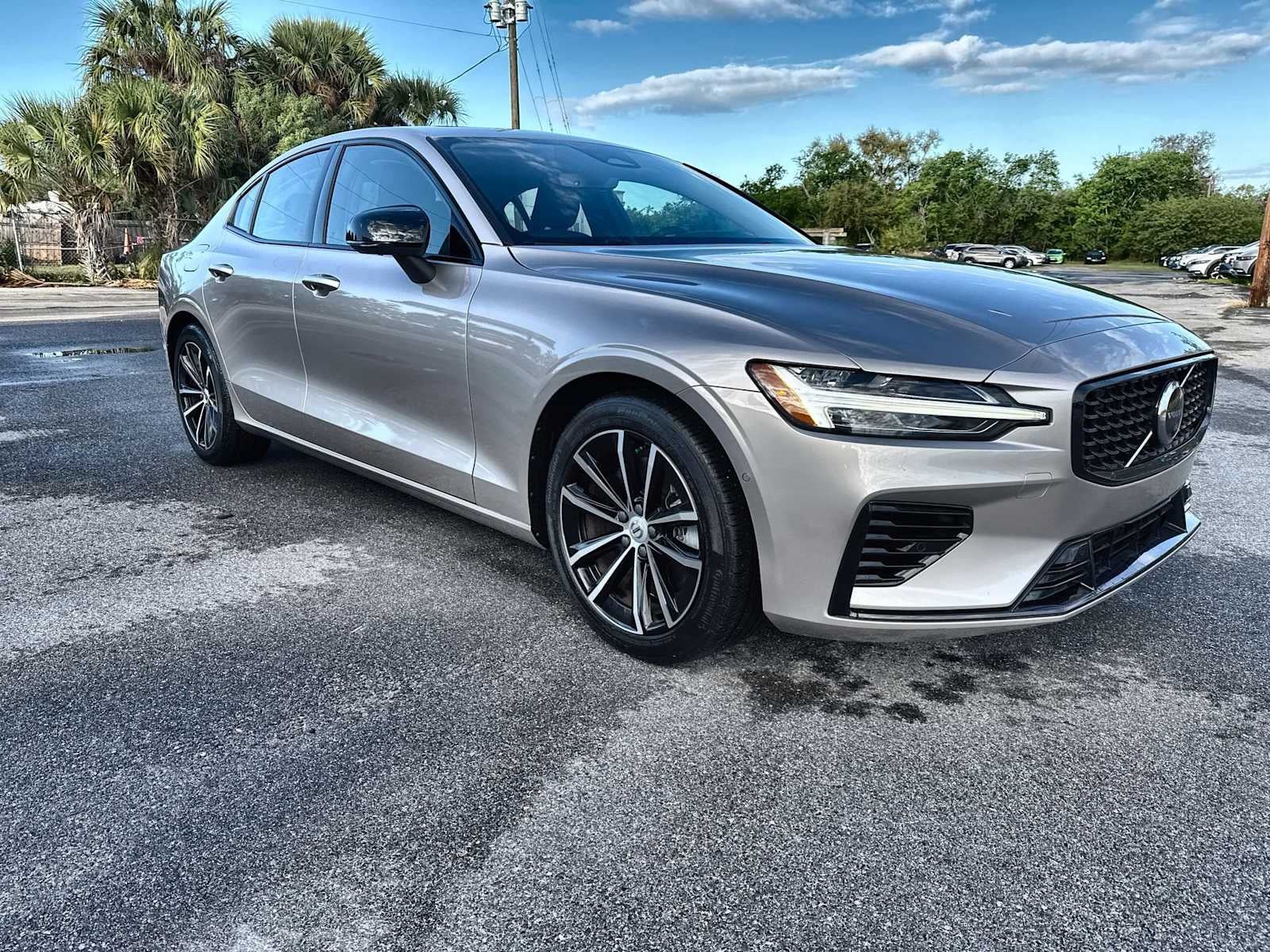 2023 Volvo S60 Recharge Plug-In Hybrid Plus Dark Theme