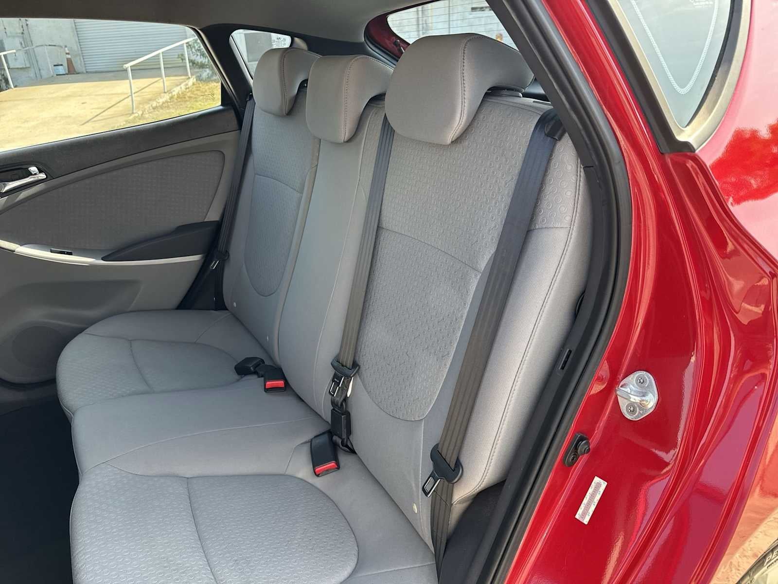 2013 Hyundai Accent 5-Door SE