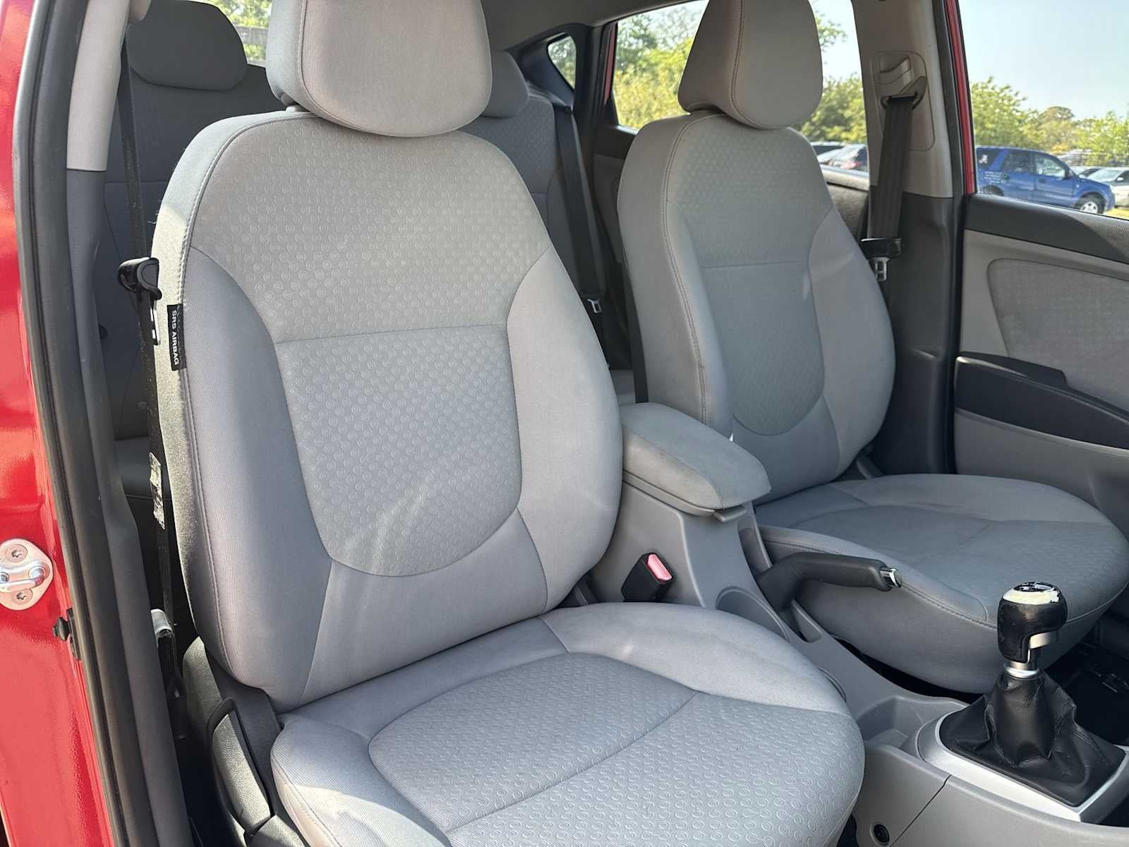 2013 Hyundai Accent 5-Door SE