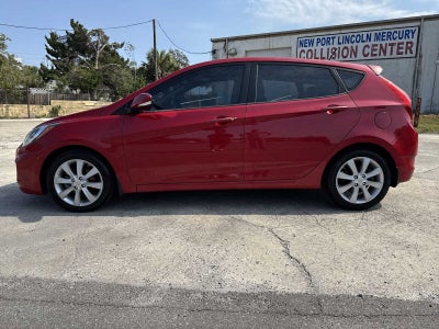 2013 Hyundai Accent 5-Door SE