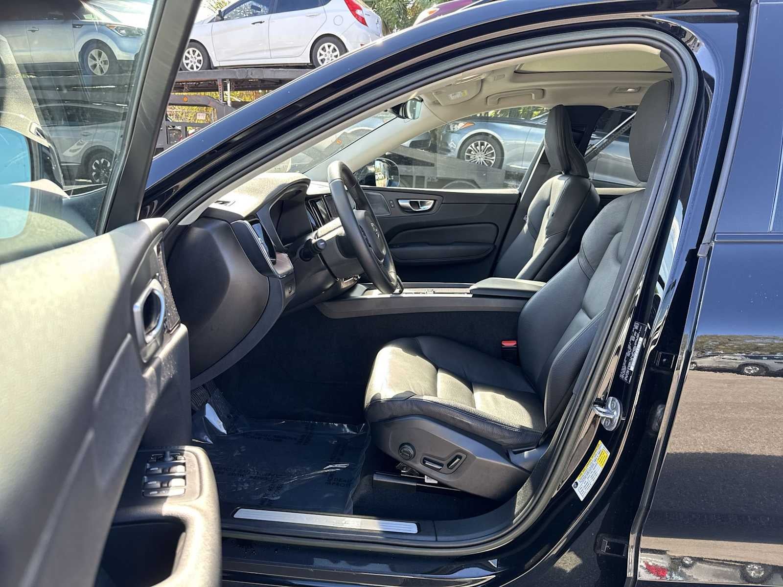 2023 Volvo XC60 Plus Dark Theme