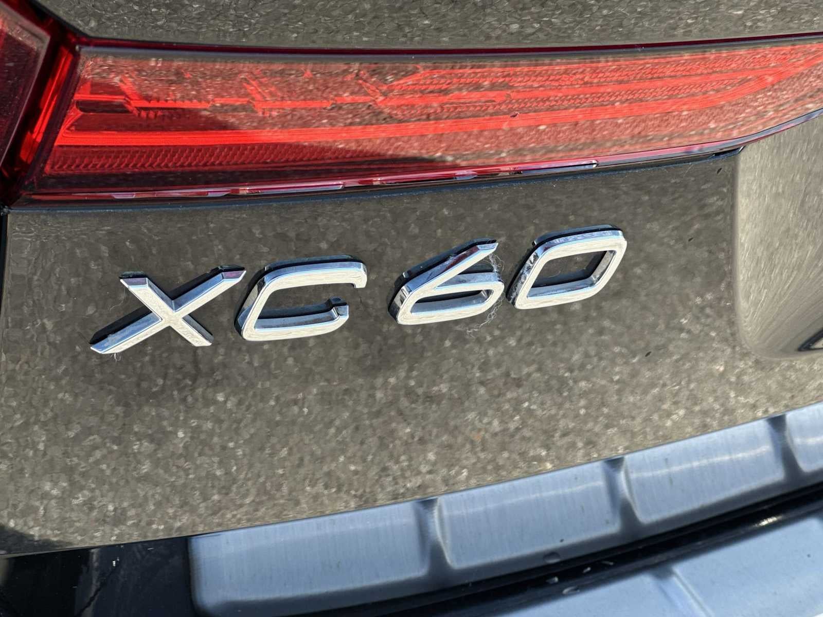 2023 Volvo XC60 Plus Dark Theme