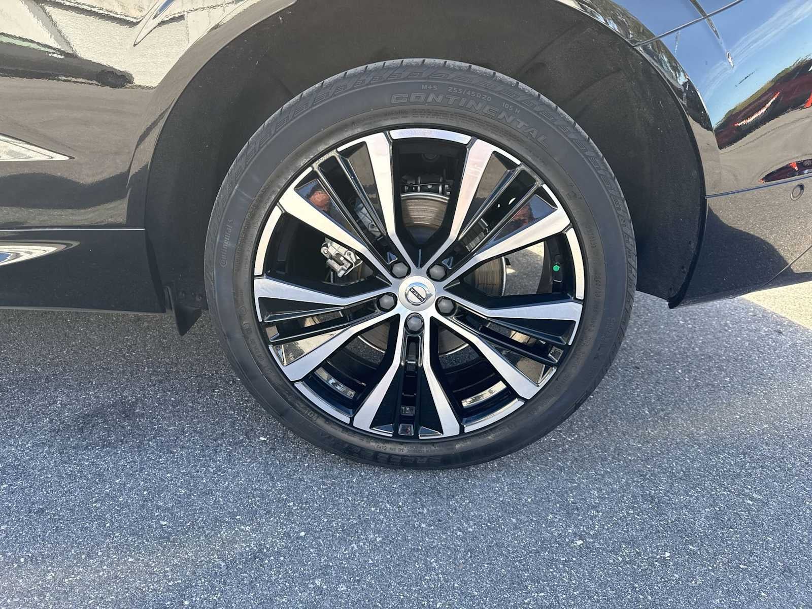 2023 Volvo XC60 Plus Dark Theme