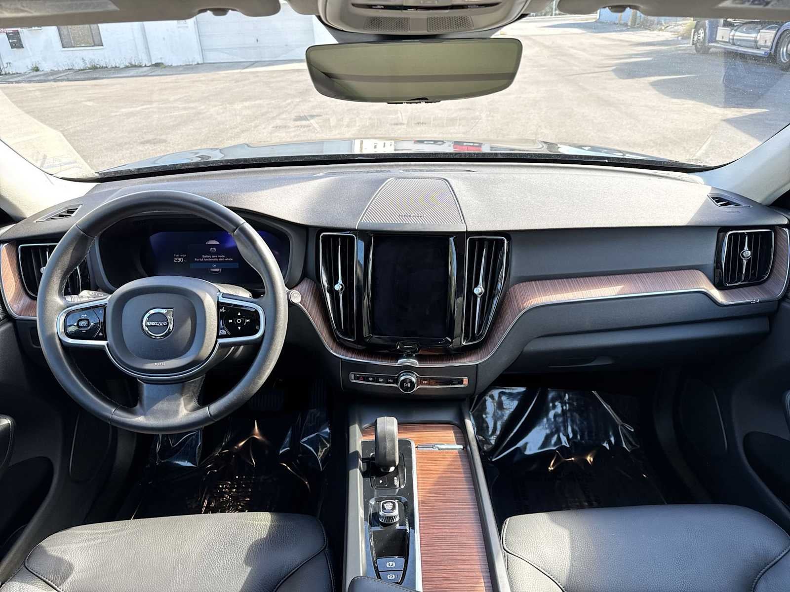 2023 Volvo XC60 Plus Dark Theme