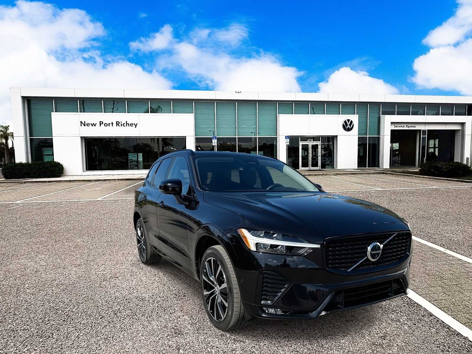 2023 Volvo XC60 Plus Dark Theme