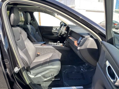 2023 Volvo XC60 Plus Dark Theme