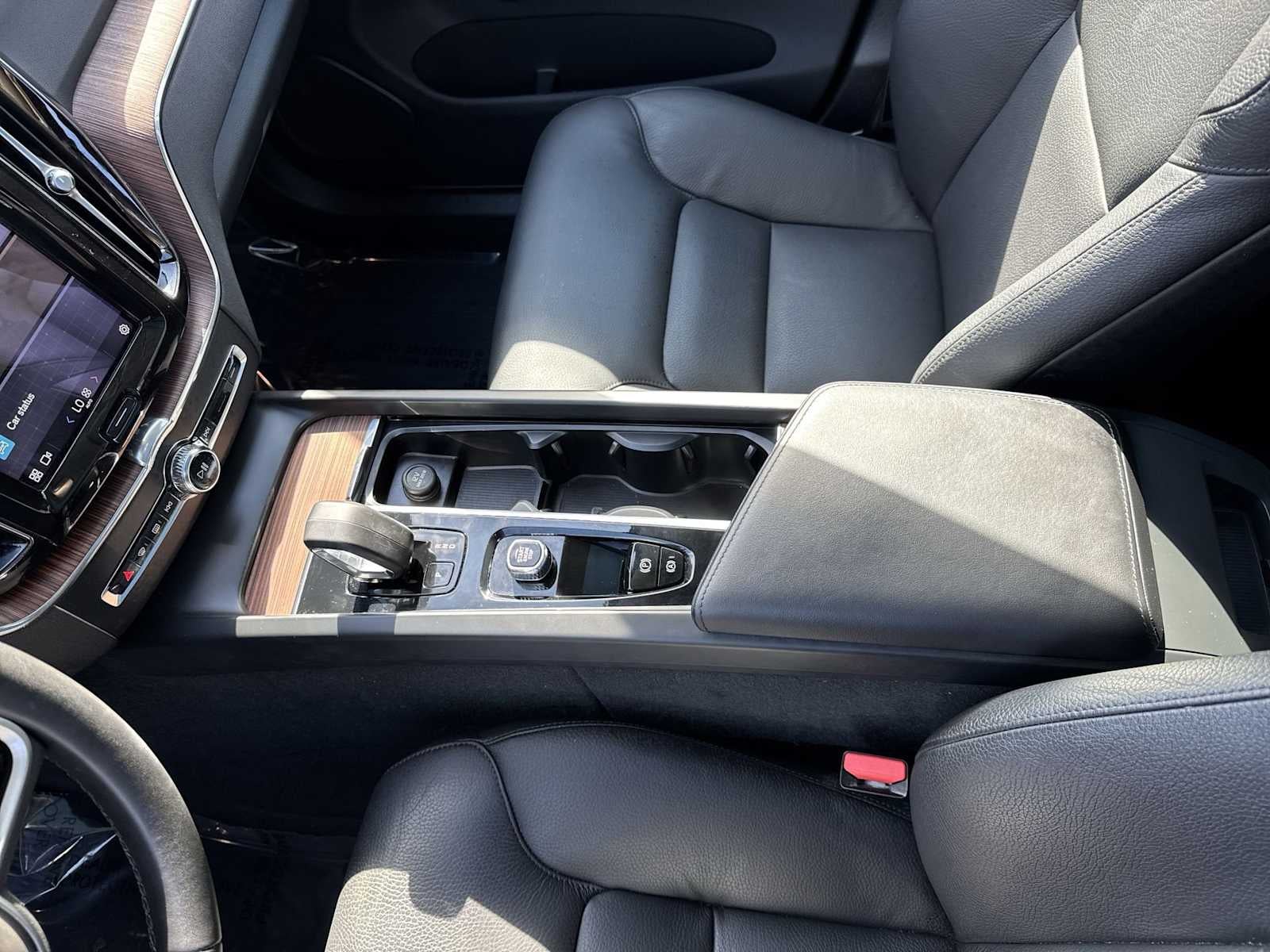 2023 Volvo XC60 Plus Dark Theme