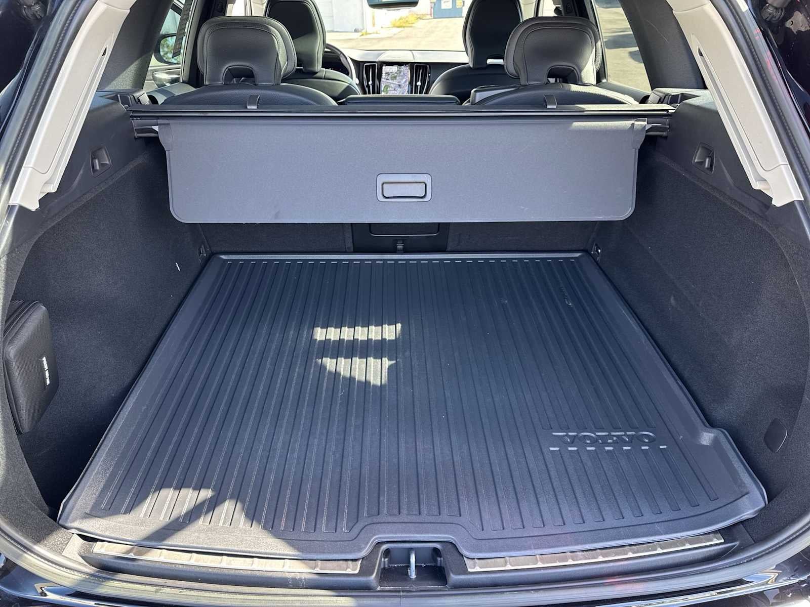 2023 Volvo XC60 Plus Dark Theme