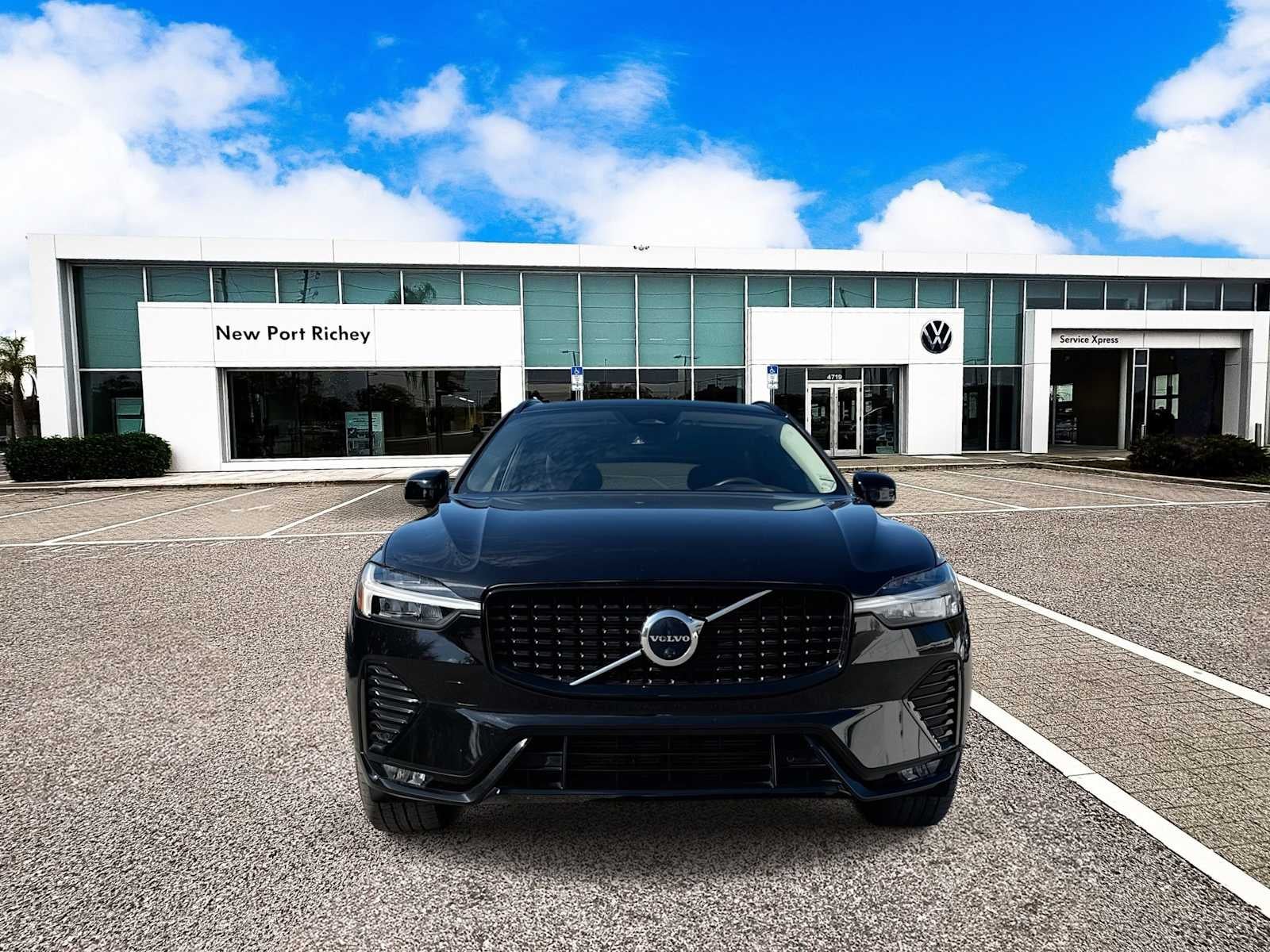 2023 Volvo XC60 Plus Dark Theme