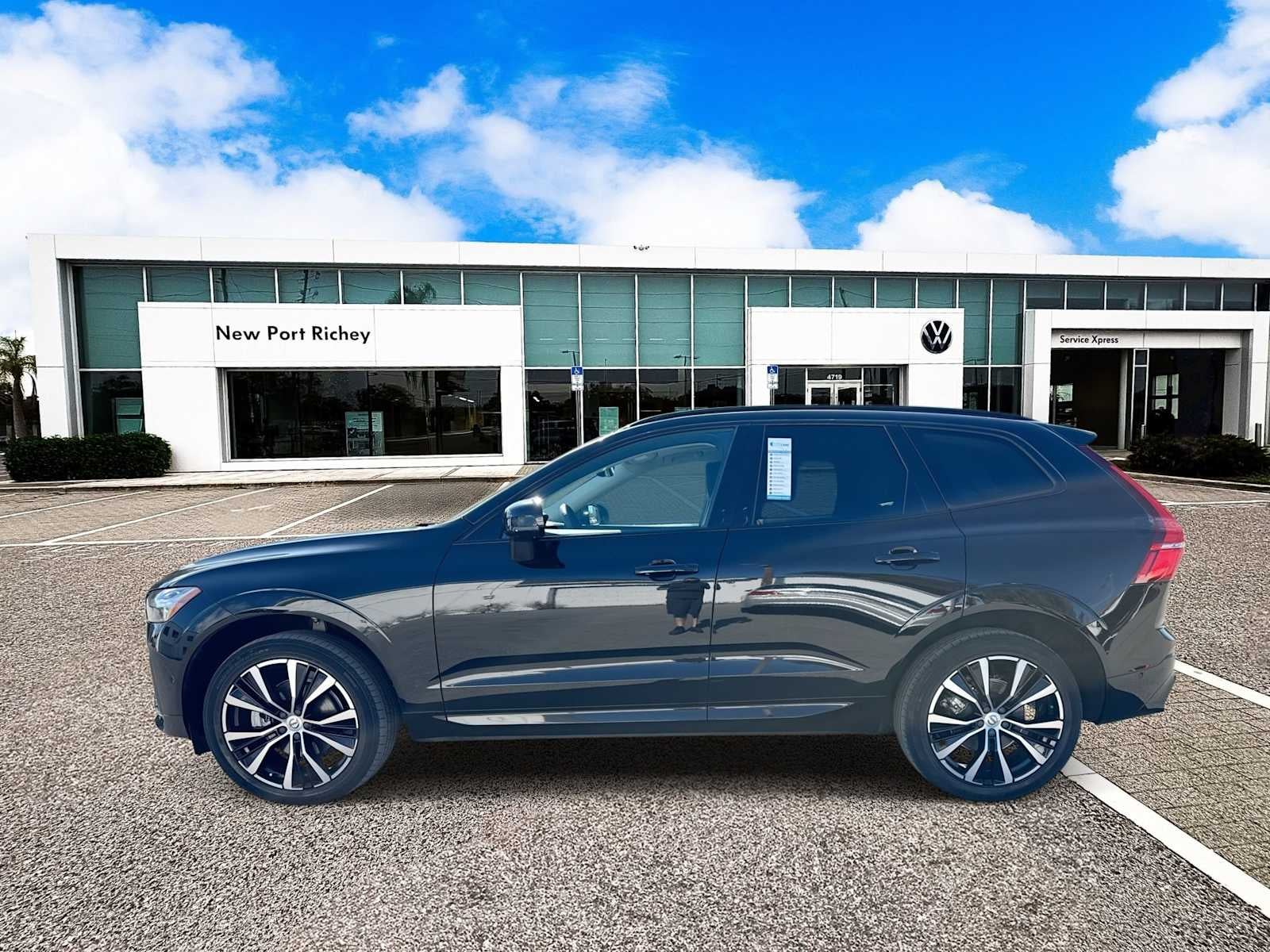 2023 Volvo XC60 Plus Dark Theme
