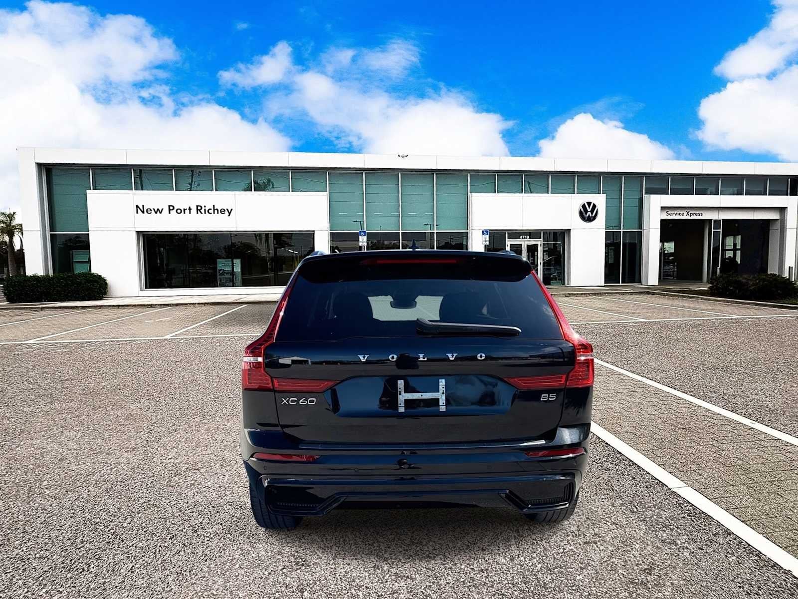 2023 Volvo XC60 Plus Dark Theme