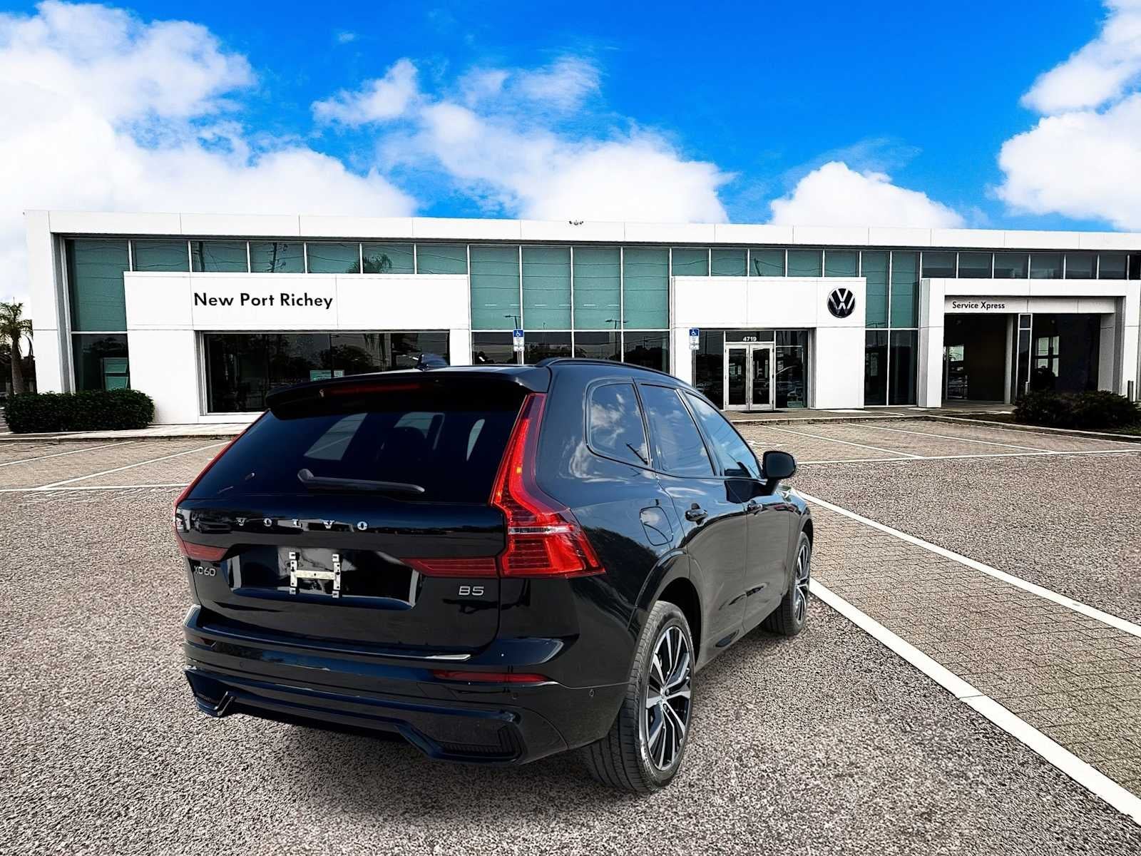 2023 Volvo XC60 Plus Dark Theme