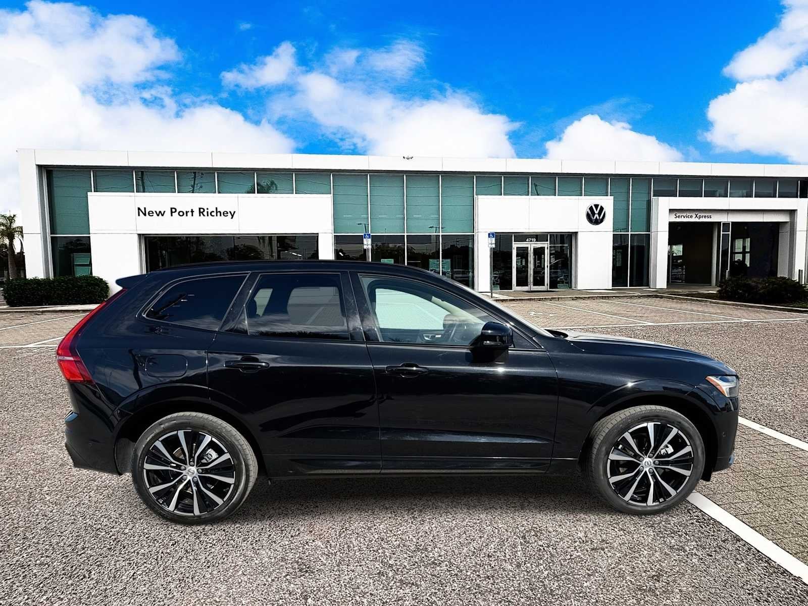 2023 Volvo XC60 Plus Dark Theme