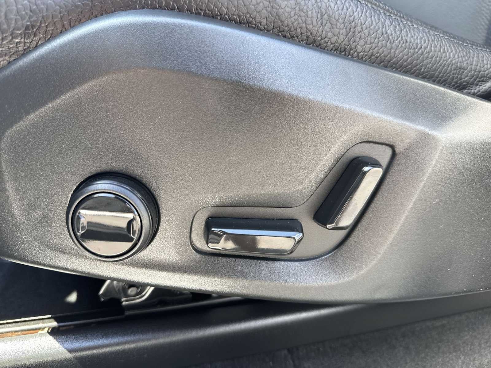 2023 Volvo XC60 Plus Dark Theme