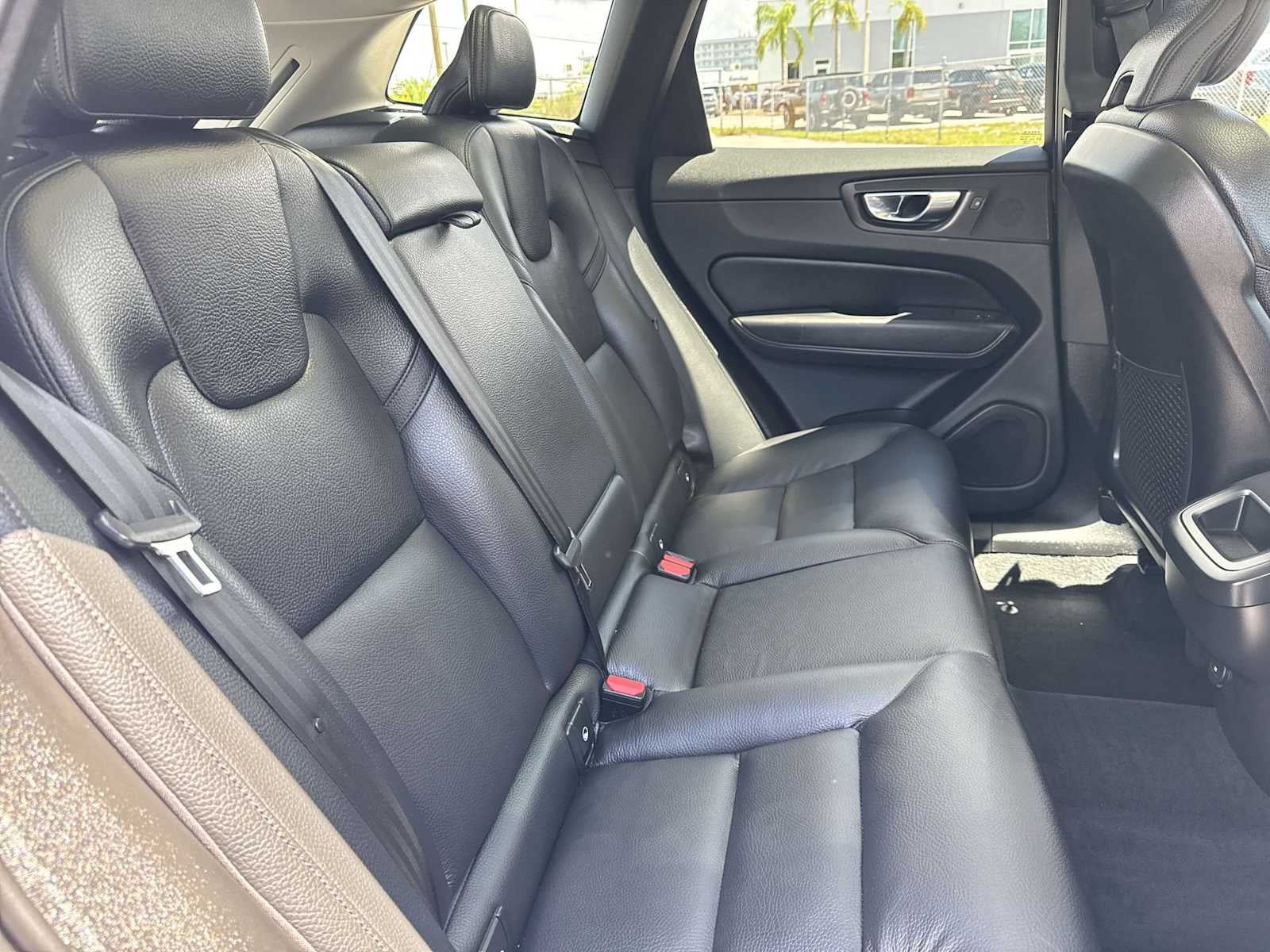2023 Volvo XC60 Plus Dark Theme