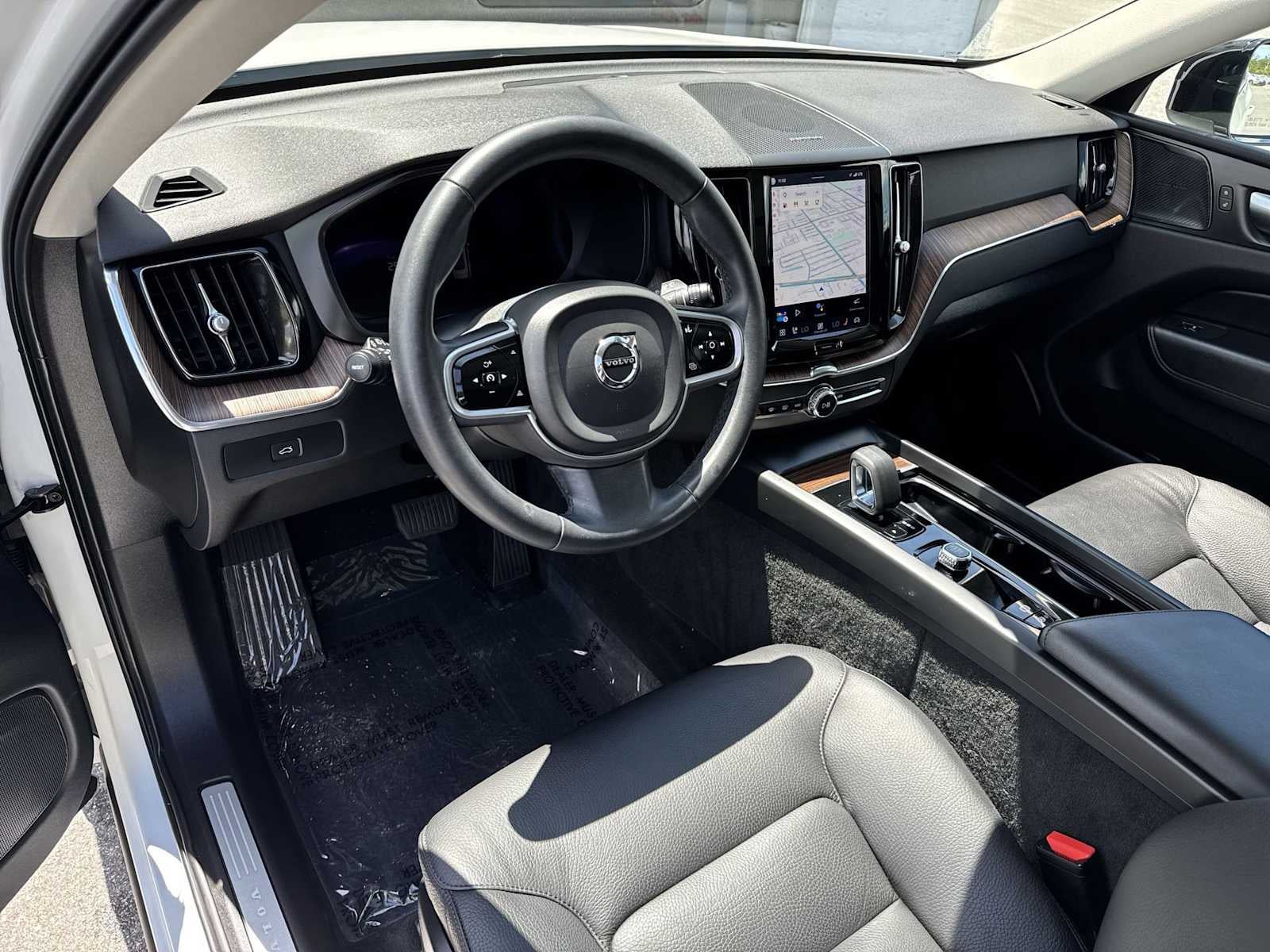 2023 Volvo XC60 Plus Dark Theme