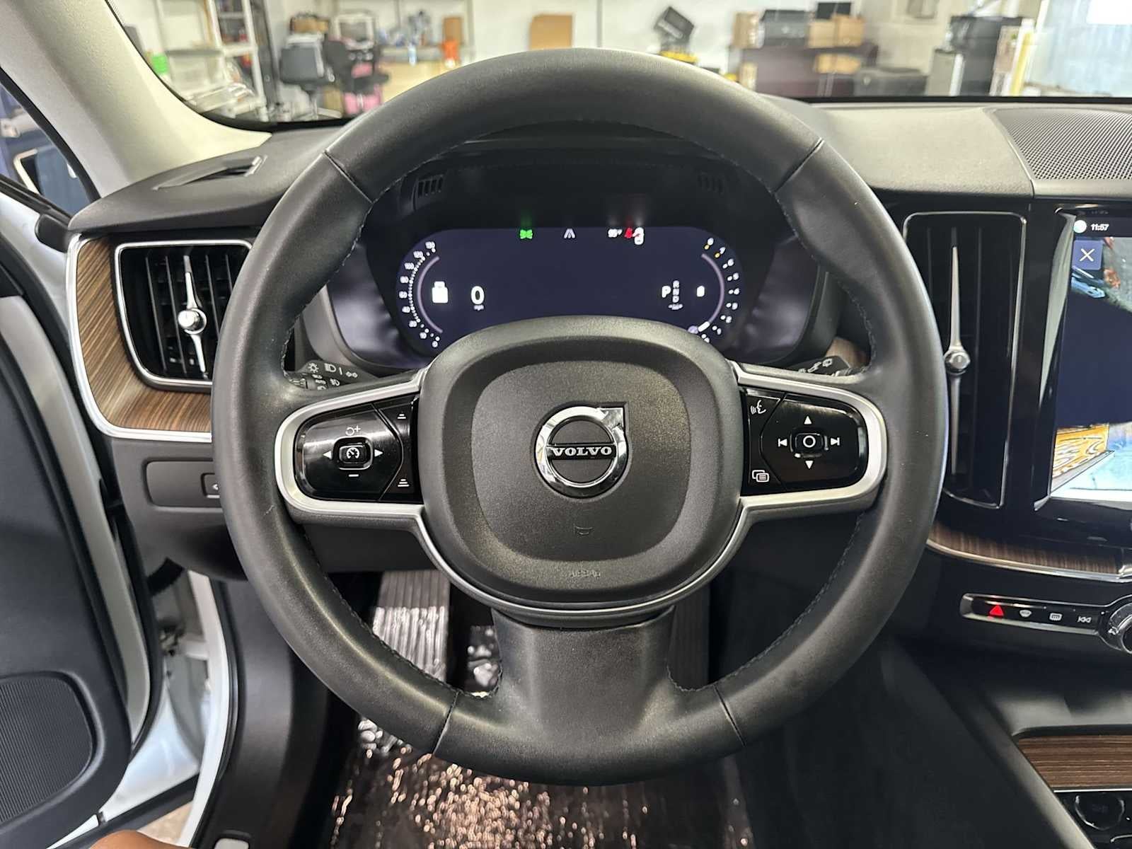 2023 Volvo XC60 Plus Dark Theme