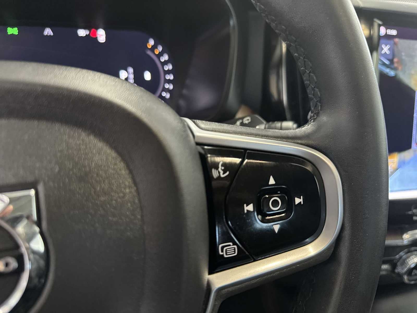 2023 Volvo XC60 Plus Dark Theme
