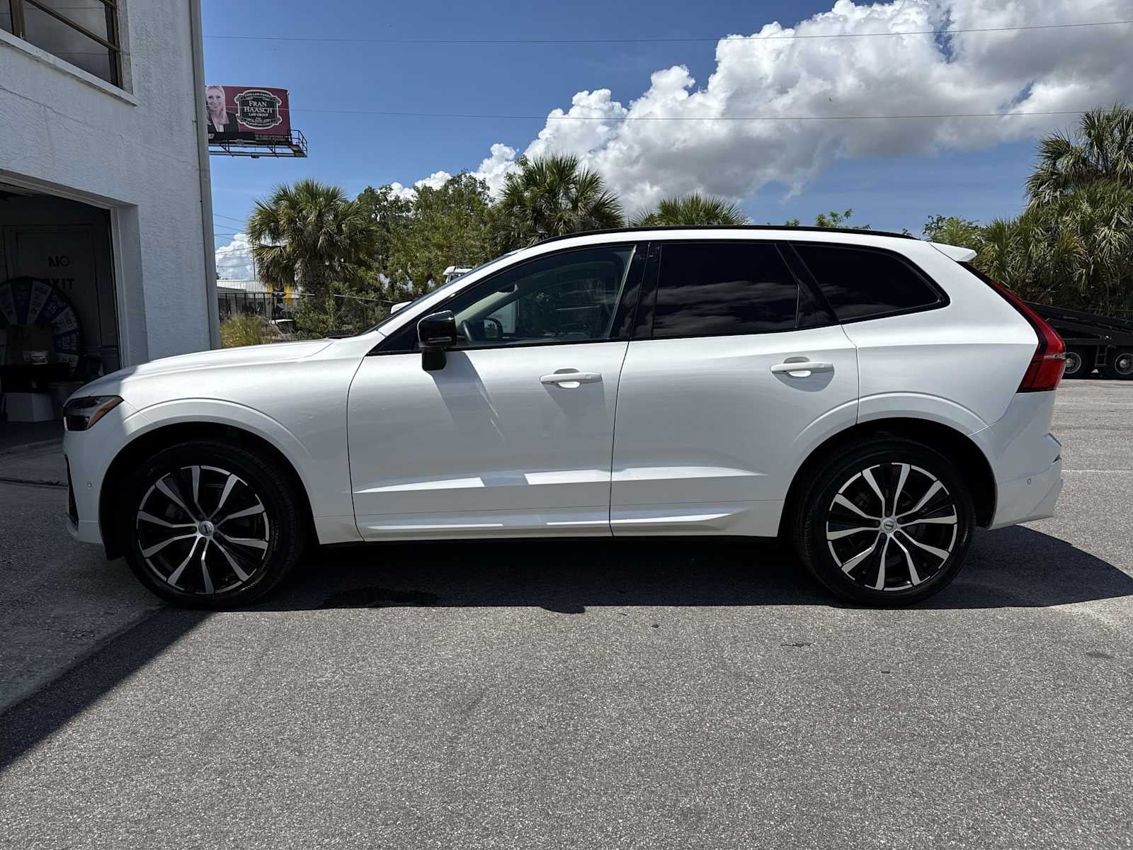 2023 Volvo XC60 Plus Dark Theme