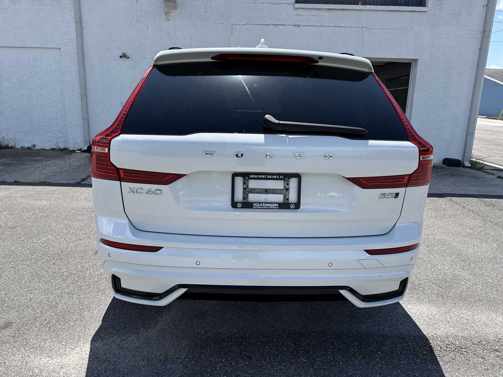 2023 Volvo XC60 Plus Dark Theme