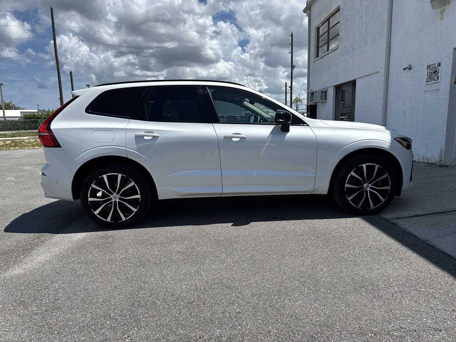 2023 Volvo XC60 Plus Dark Theme