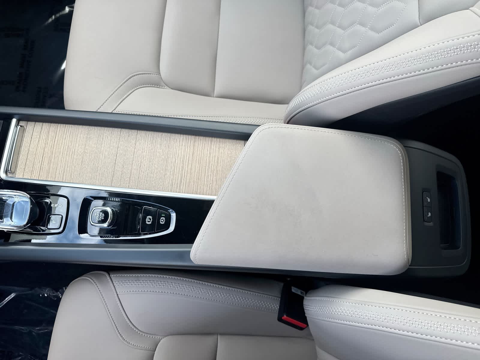 2026 Volvo XC60 Plus